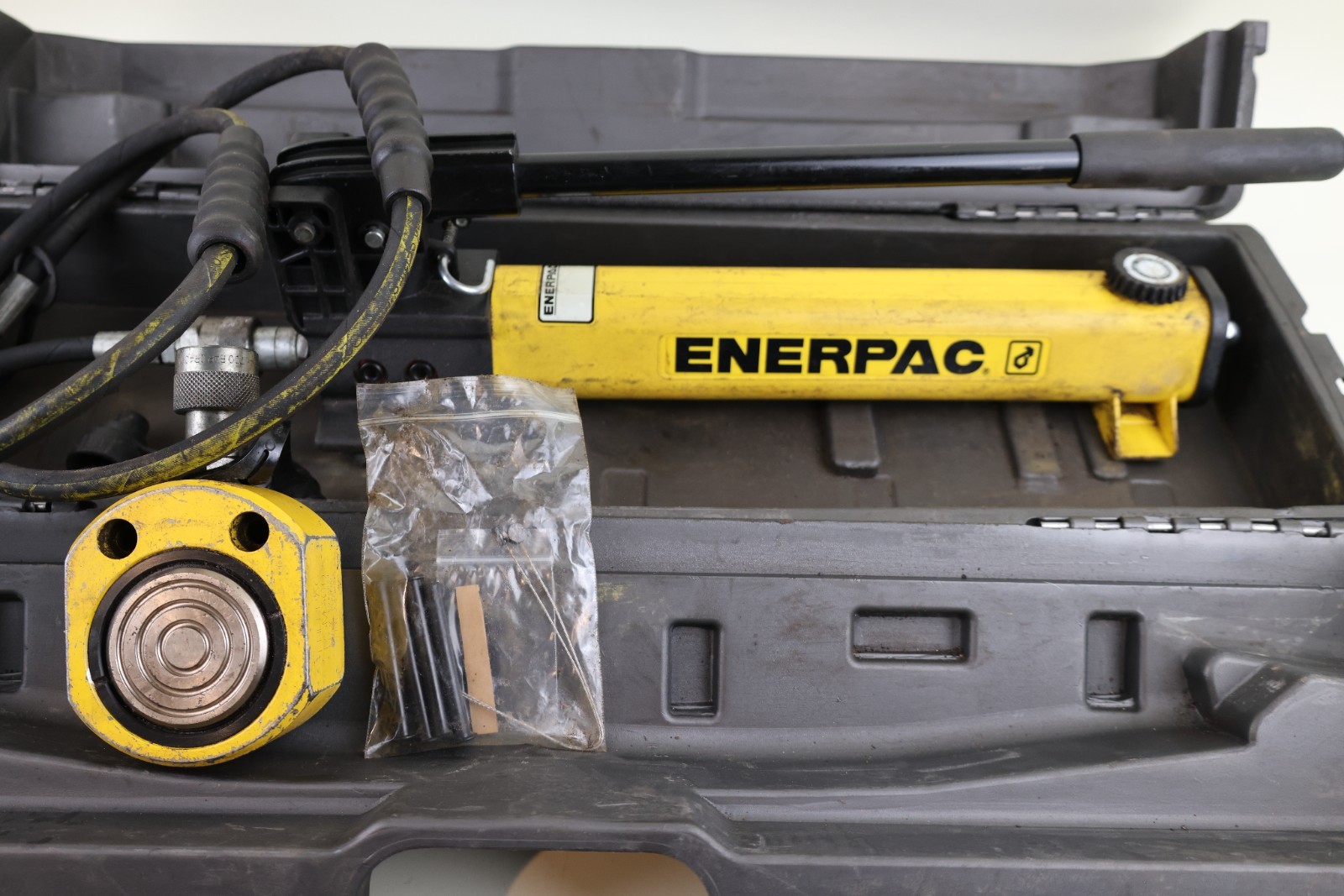 Enerpac RSM300 30 Ton Flat Cylinder with P392 Hand Pump and Case SRS-300TB