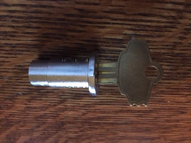 LOCK and KEY fits MOST Bulk GUMBALL CANDY NUT VENDING MACHINE Oak Northwestern