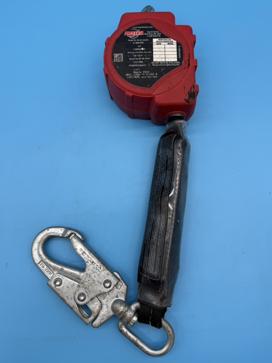 3M Protecta 3400426 11ft Self-Retracting Lifeline with Carabiner (MAC003614)