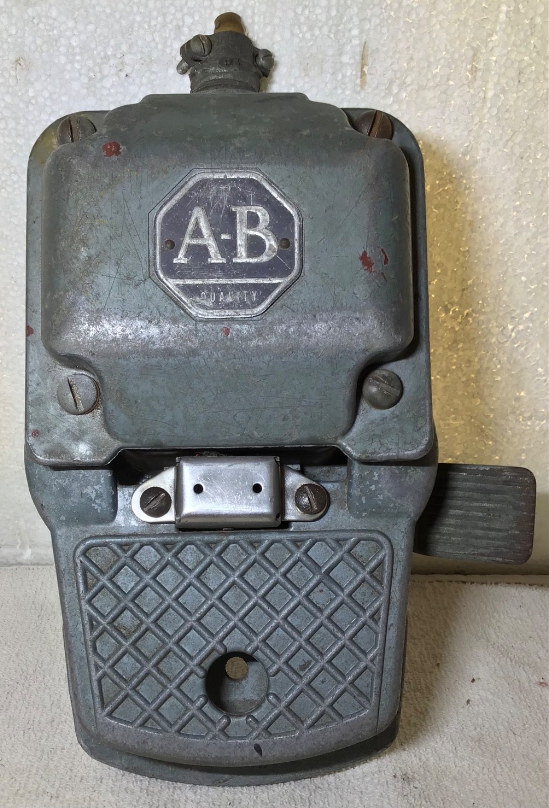 HEAVY-DUTY vintage Industrial ALLEN-BRADLEY locking AR4 Bulletin 800 FOOT SWITCH