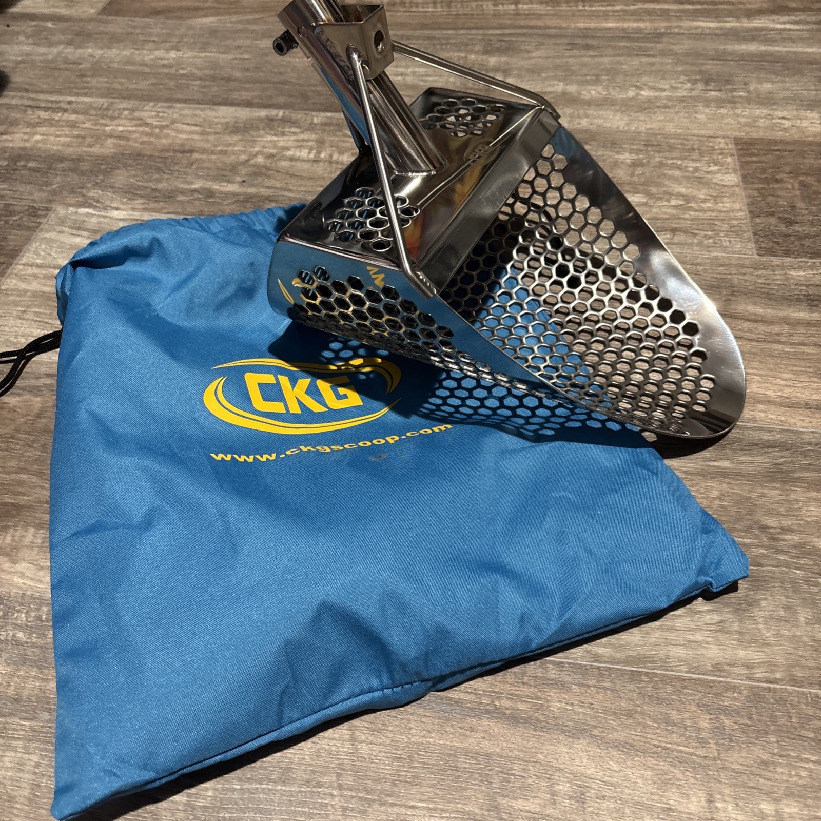 CKG Sand Scoop 304 Stainless Steel 11×8 with black carbon fiber travel handle