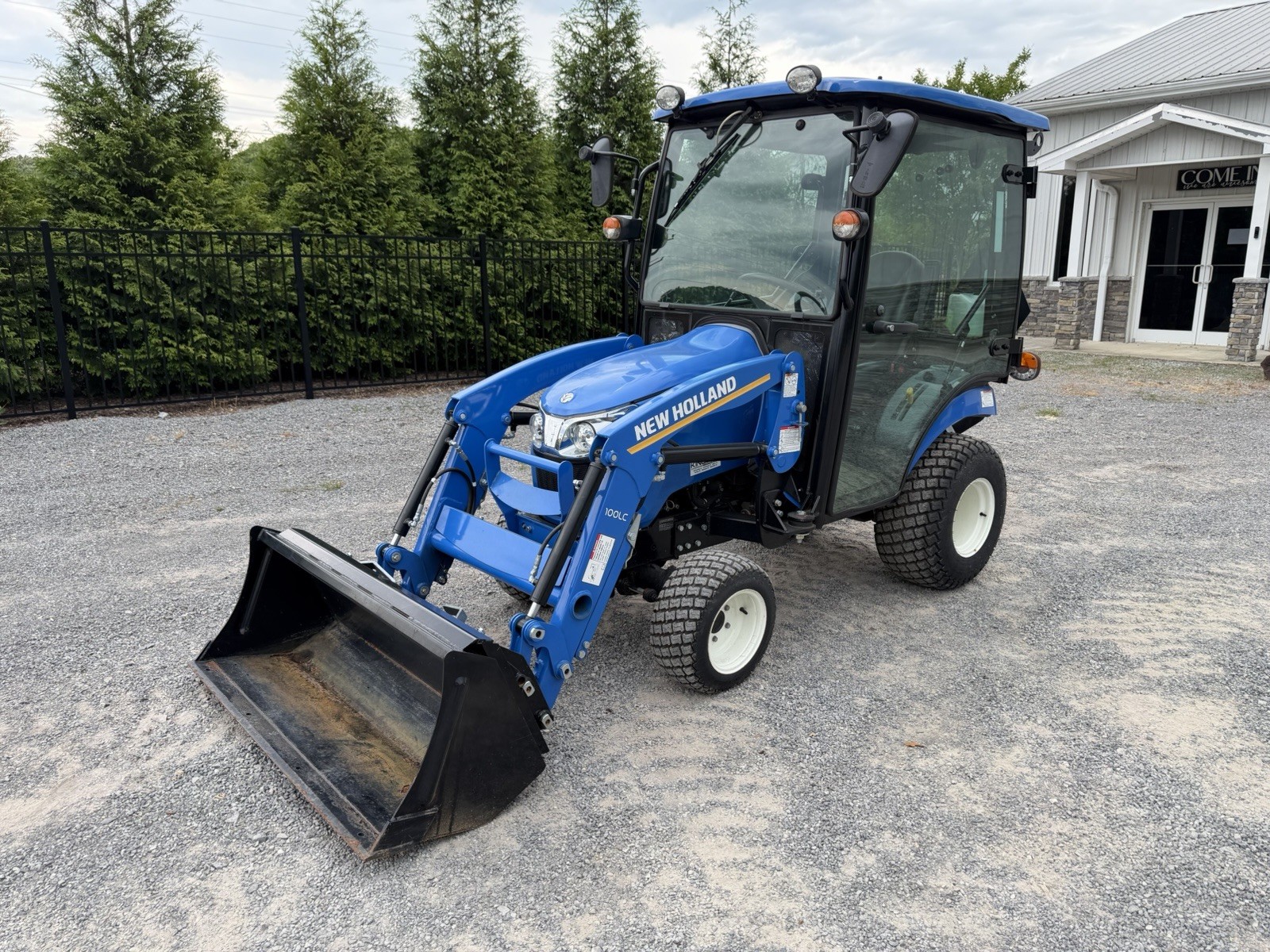 UNUSED 2023 NEW HOLLAND WORKMASTER 25S- ENCLOSED CAB W/ HEAT- LOADER- ONLY 9HRS!