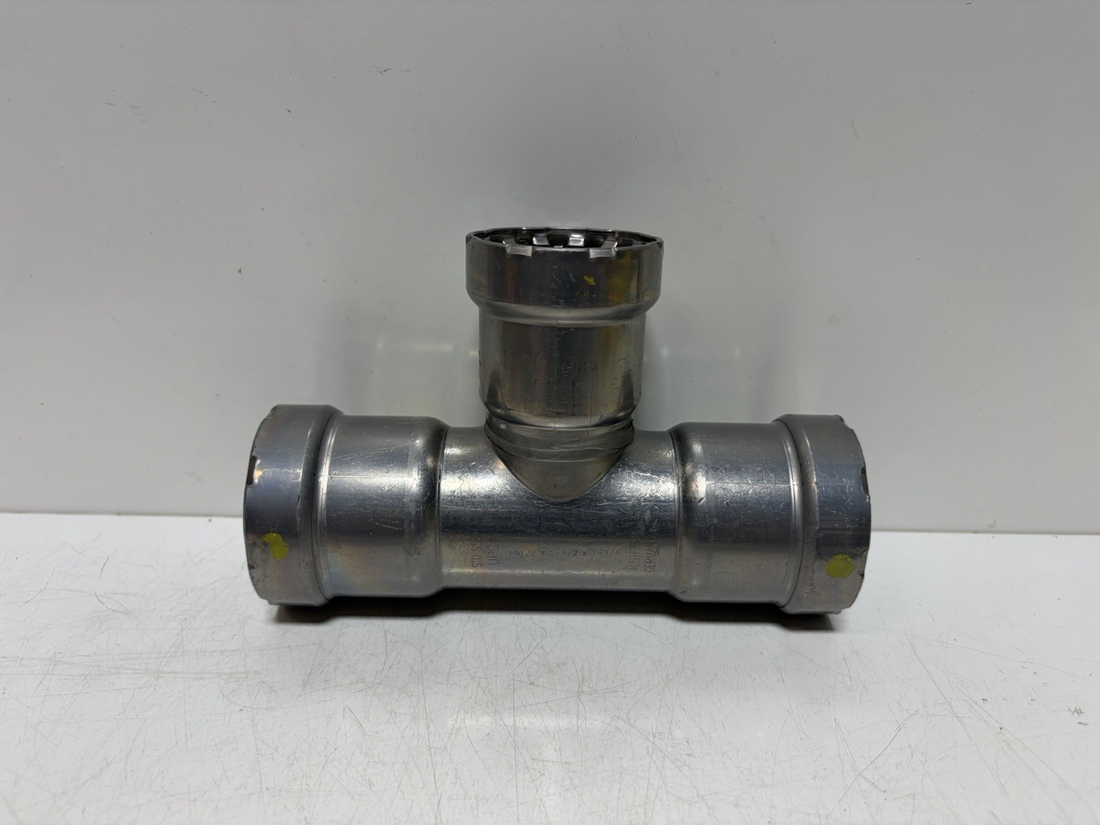 Viega 25376 MegaPressG 1-1/2″ x 1-1/2″ x 1-1/4″ Carbon Steel Tee P1 x P2 x P3