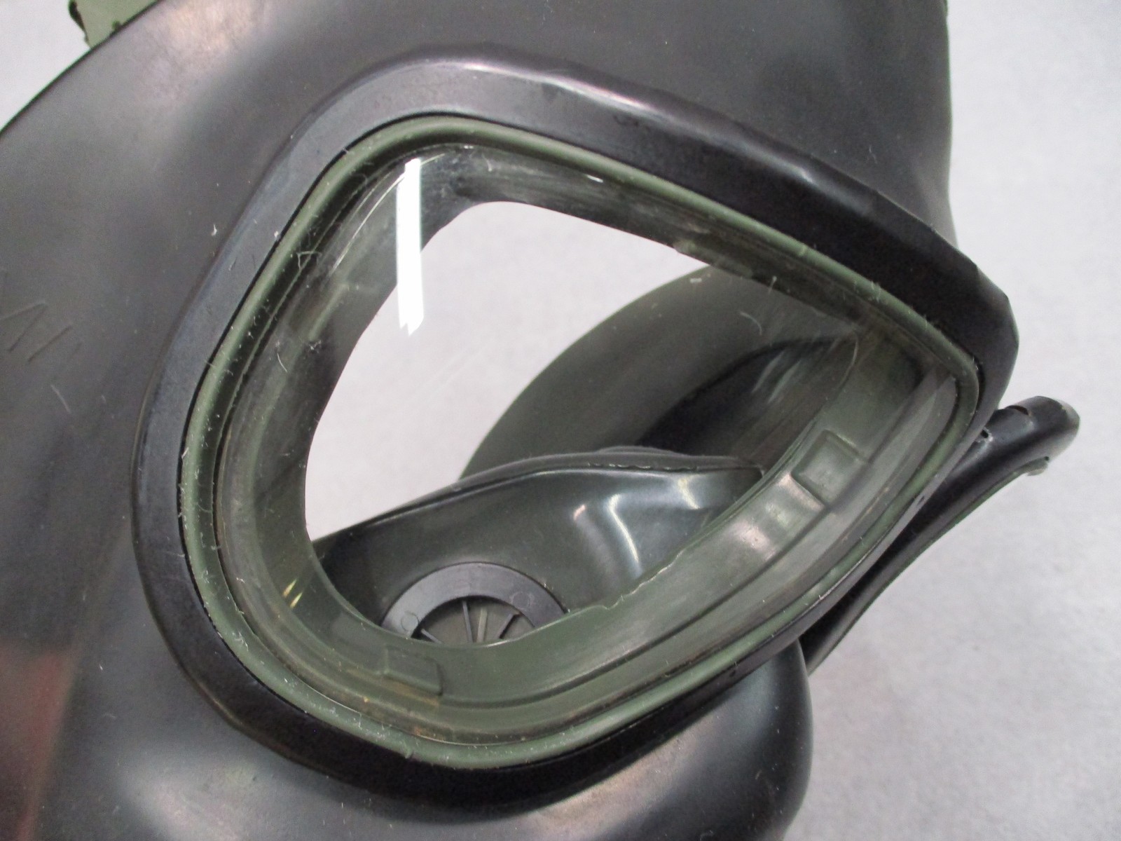 Military Surplus M40 Gas Mask Kit with C2A1 Filter, Bag, and Extra Lenses Large