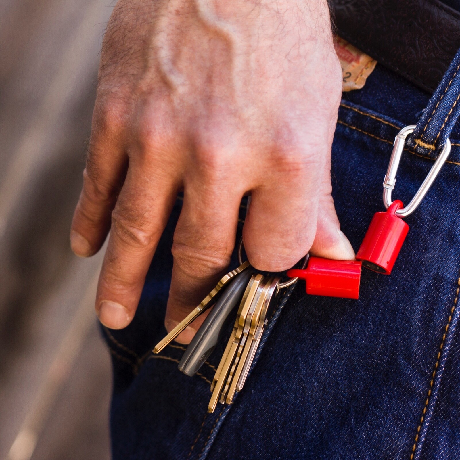 Very Powerful small magnet. Able to lift 15lbs (3 Pack) Red