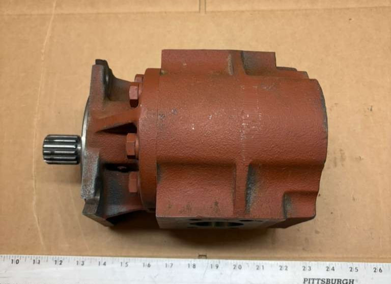 Geartek Hydraulic Gear Pump Cast Iron 4-Bolt SAE Flange Splined Shaft Surplus