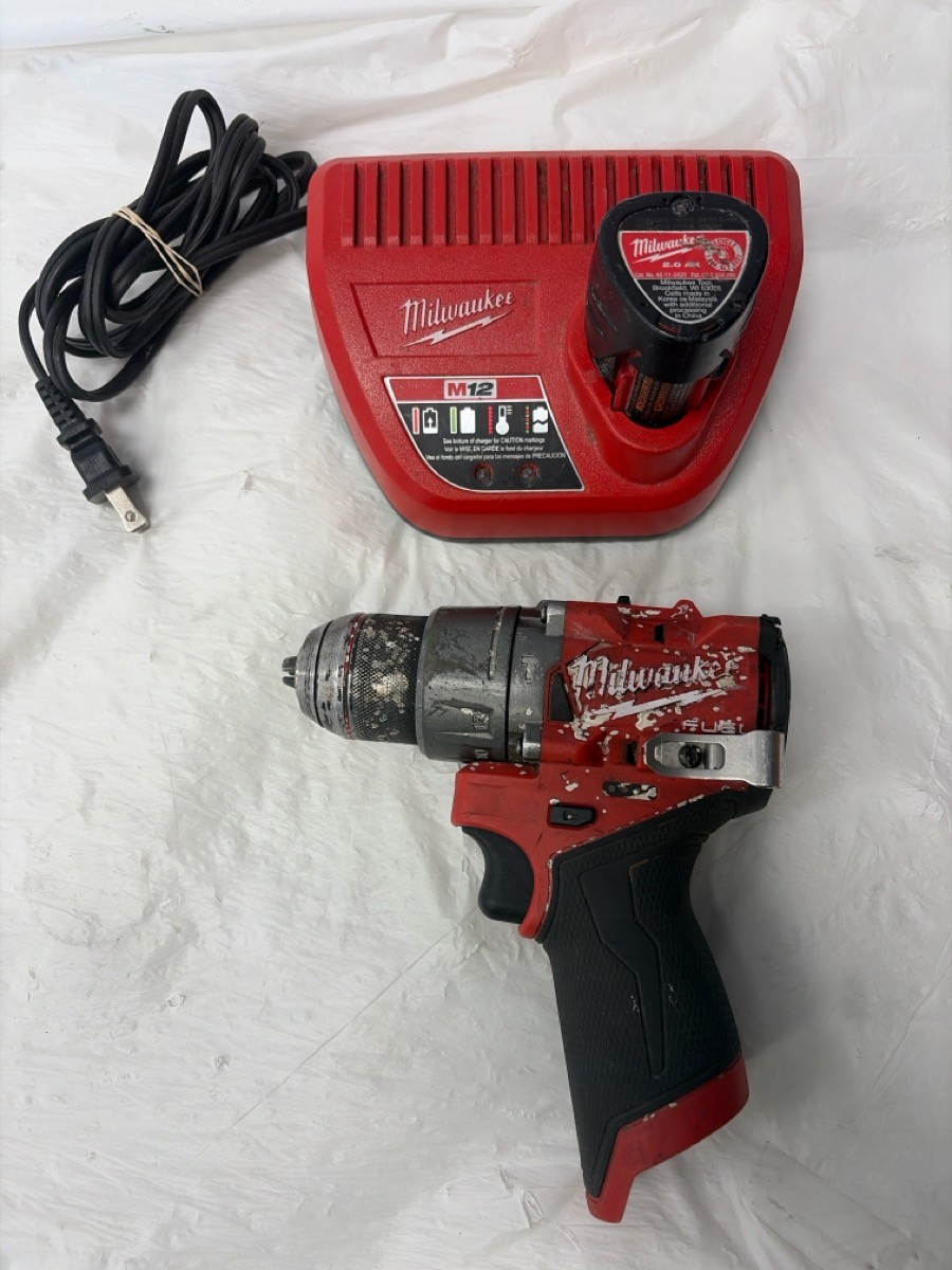 PRE OWNED MILWAUKEE TOOLS 3404-20 HAMMER DRILL/ DRIVER WITH BATTERY (P23017103)