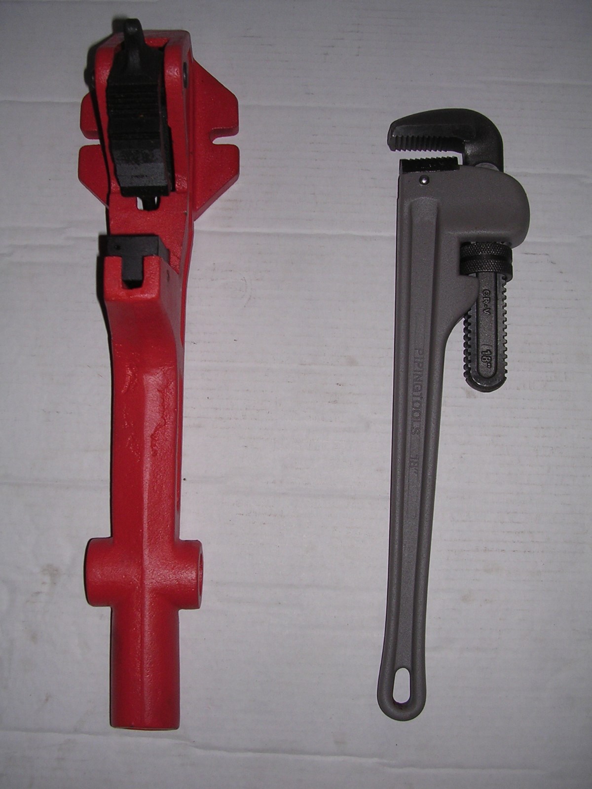 NEW FOOT VISE & PIPE WRENCH 1-1/4″-2″ RIDGID 300 700 141 161 Pipe Threader 811
