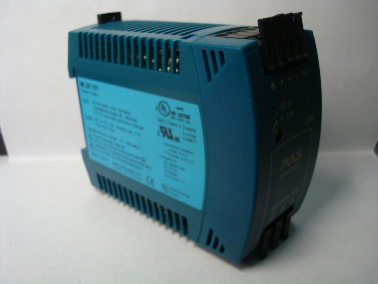 PULS ML30.101 POWER SUPPLY 25 WATT 100-240VAC INPUT 5-5.5VDC OUTPUT