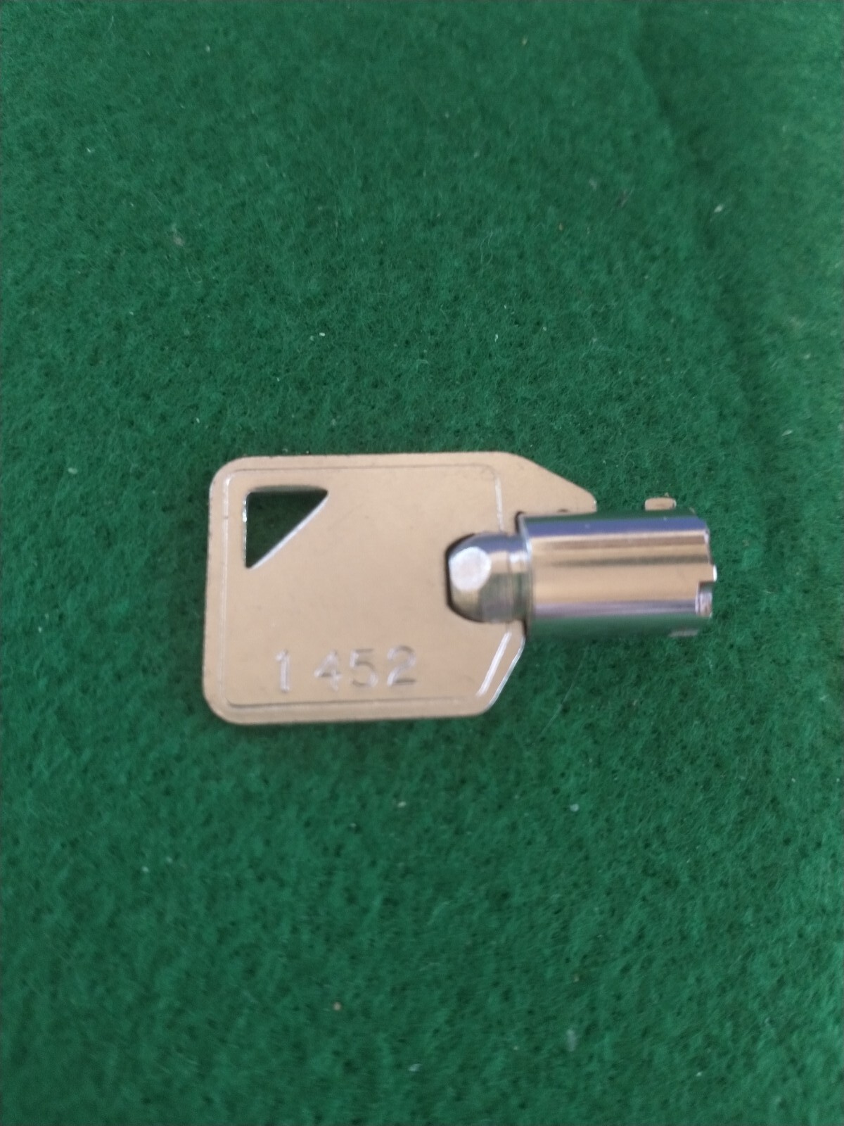 Snack soda drink vending machine key #1452 fits barrel style locks used