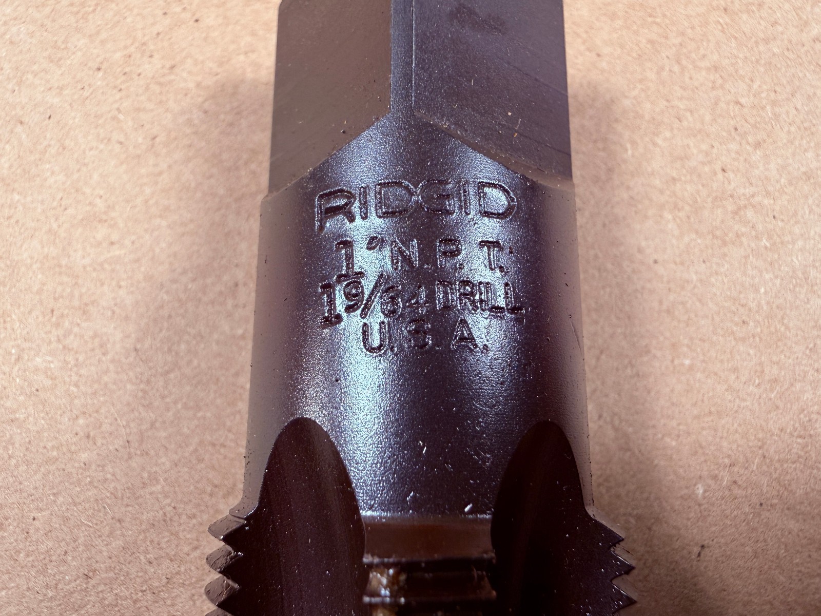 RIDGID 35840 E5117 1″ NPT x 1-9/64″ x 11-1/2″TPI CARBON STEEL PIPE TAP