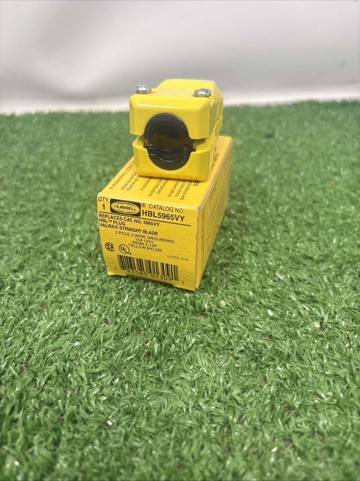 Hubbell HBL5965VY, 125V, 15A, NEMA 5-15P, Grounding, Straight Blade Plug, 1pc