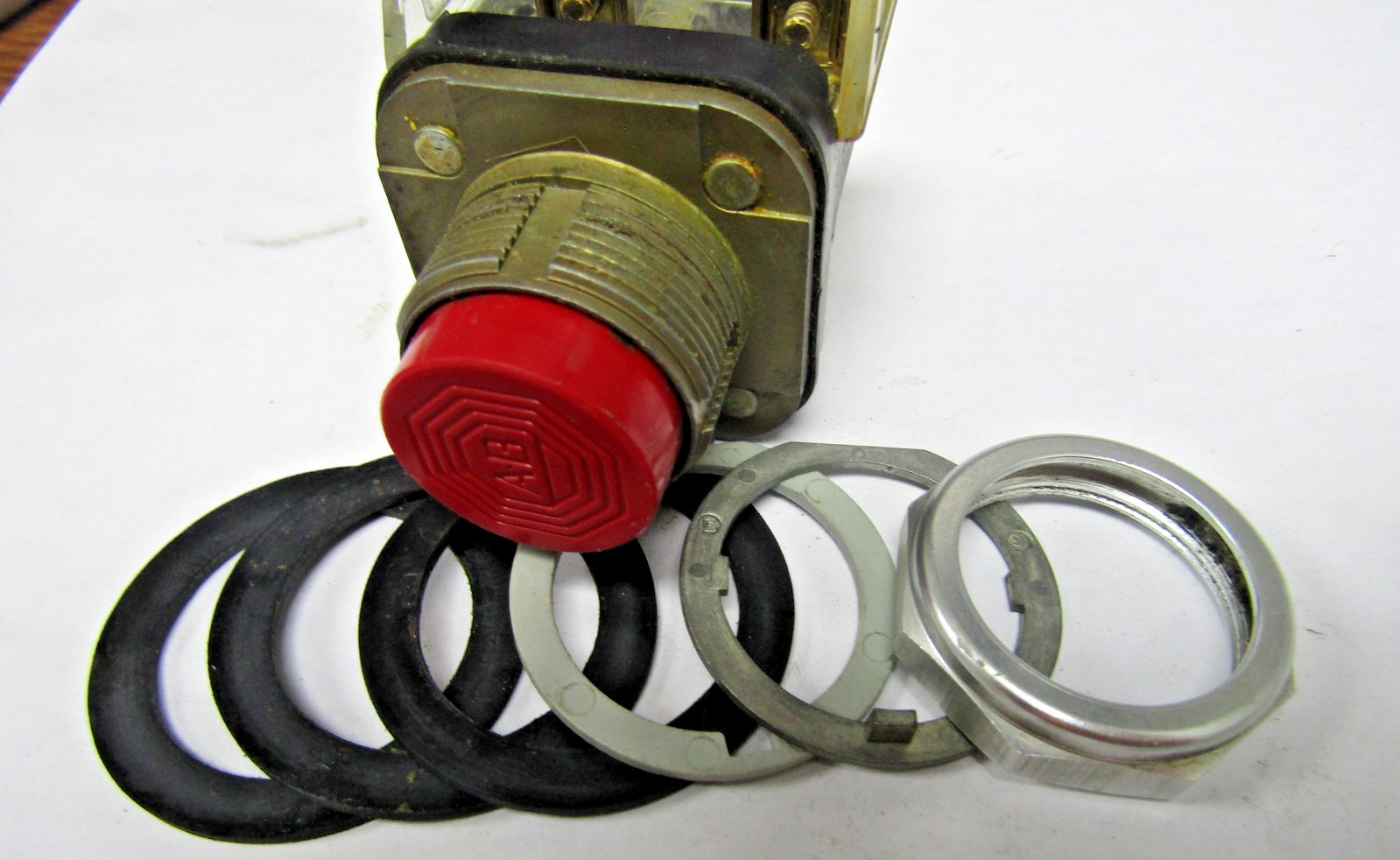 ✌️ALLEN-BRADLEY RED PUSH BUTTON 800T-B RED WITH 800T-XD2 N.C. CONTACT