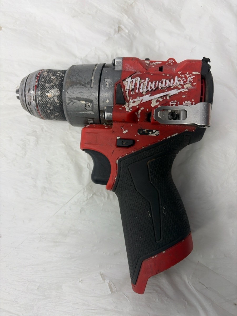 PRE OWNED MILWAUKEE TOOLS 3404-20 HAMMER DRILL/ DRIVER WITH BATTERY (P23017103)