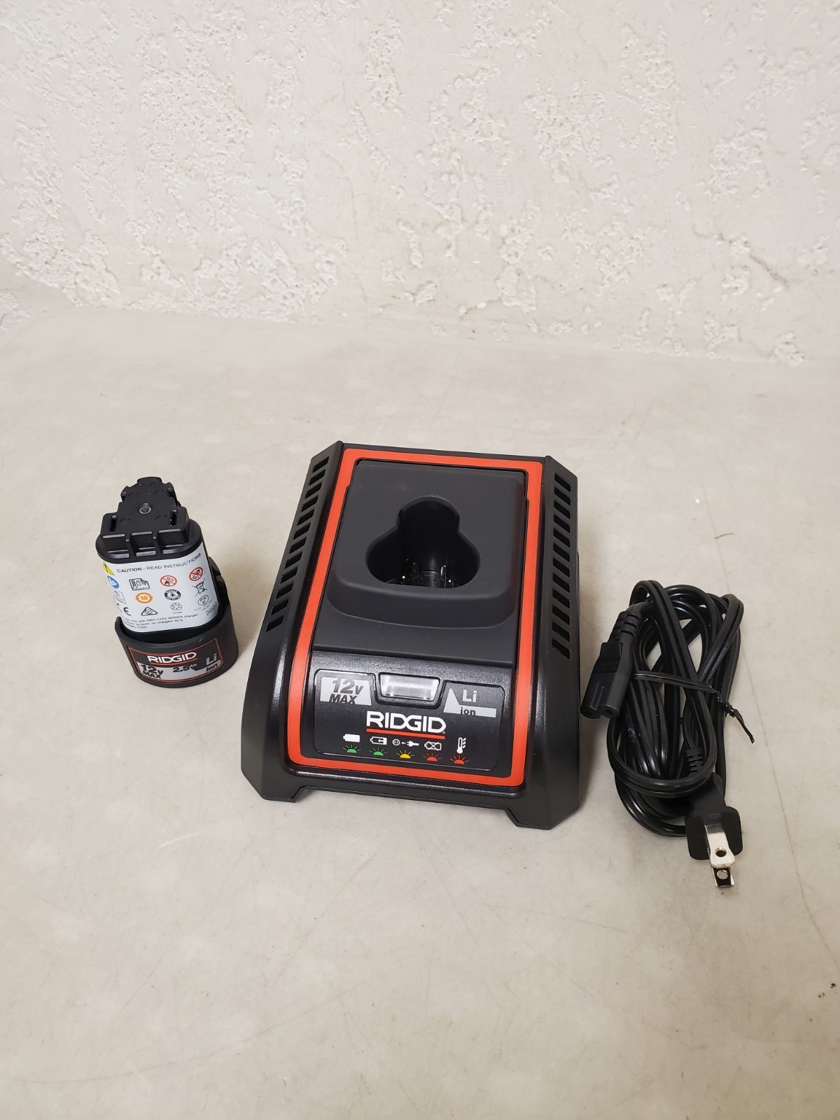 RIDGID RP 115 Mini Press Kit w/ 1/2″ & 3/4″ ProPress Jaw, Battery, & Charger