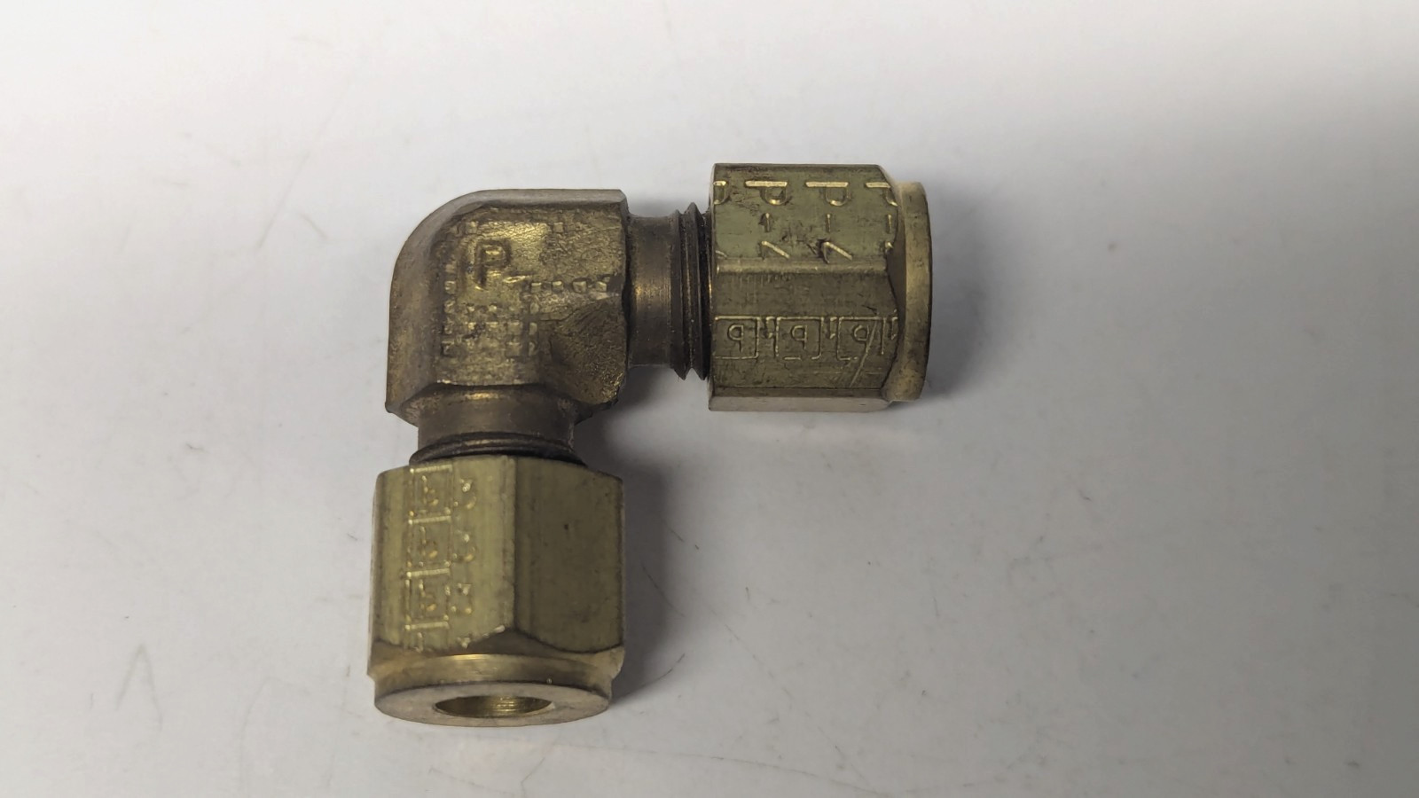 NOS Parker Brass 1/4″ CPI Tube x 1/4″ CPI Tube Union 90° Elbow Fitting 4-4 EBZ-B