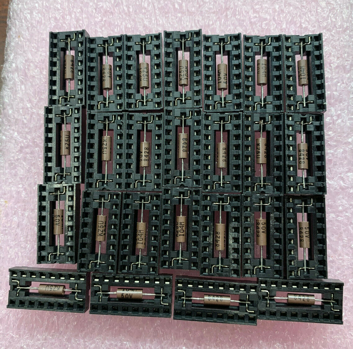 (25 PCS) 16 PIN IC SOCKET WITH CAPACITOR AUGAT 216-ACB39D