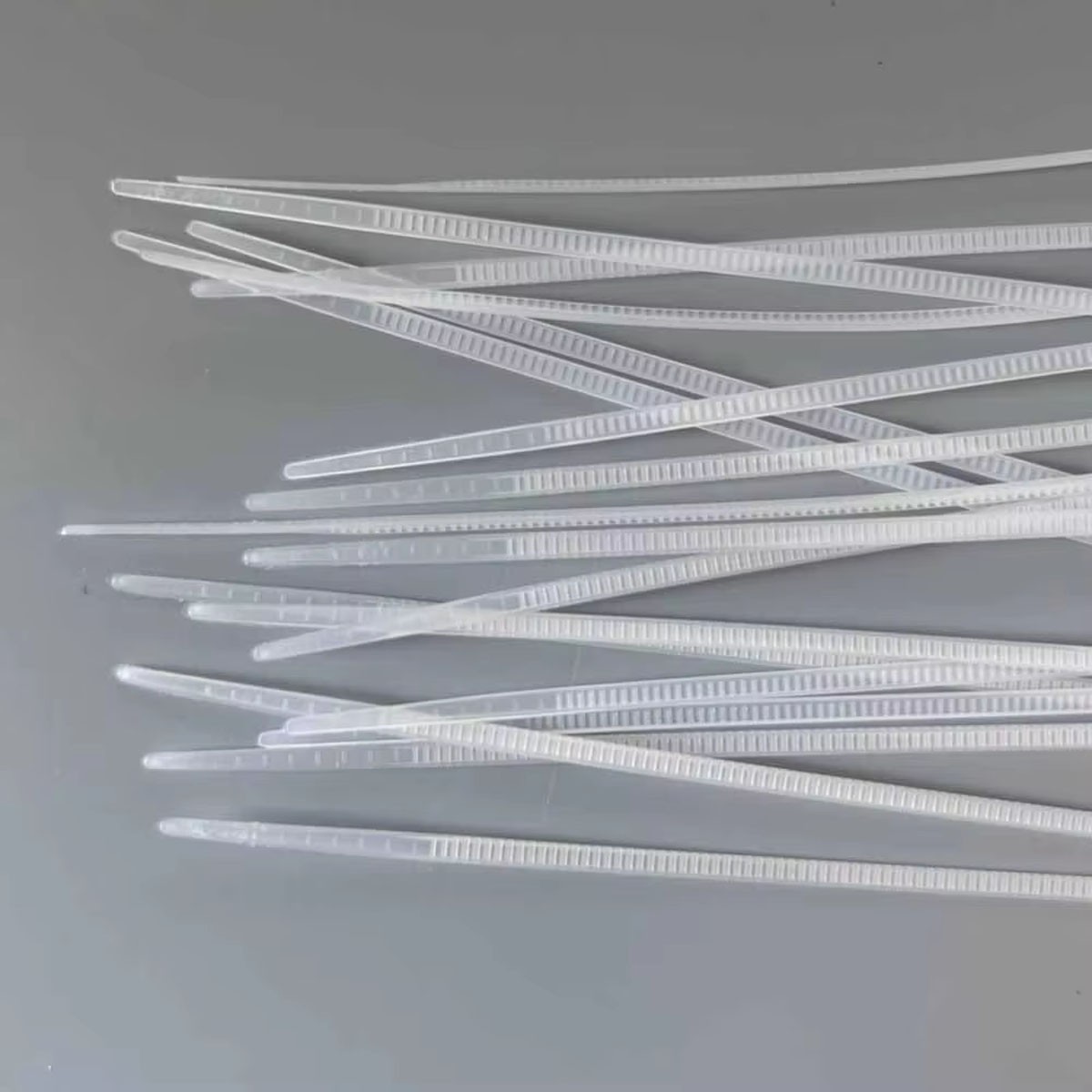 100 Pack Zip Ties 8“, 17lbs Tensile Strength, Wire Ties for indoor & outdoor use
