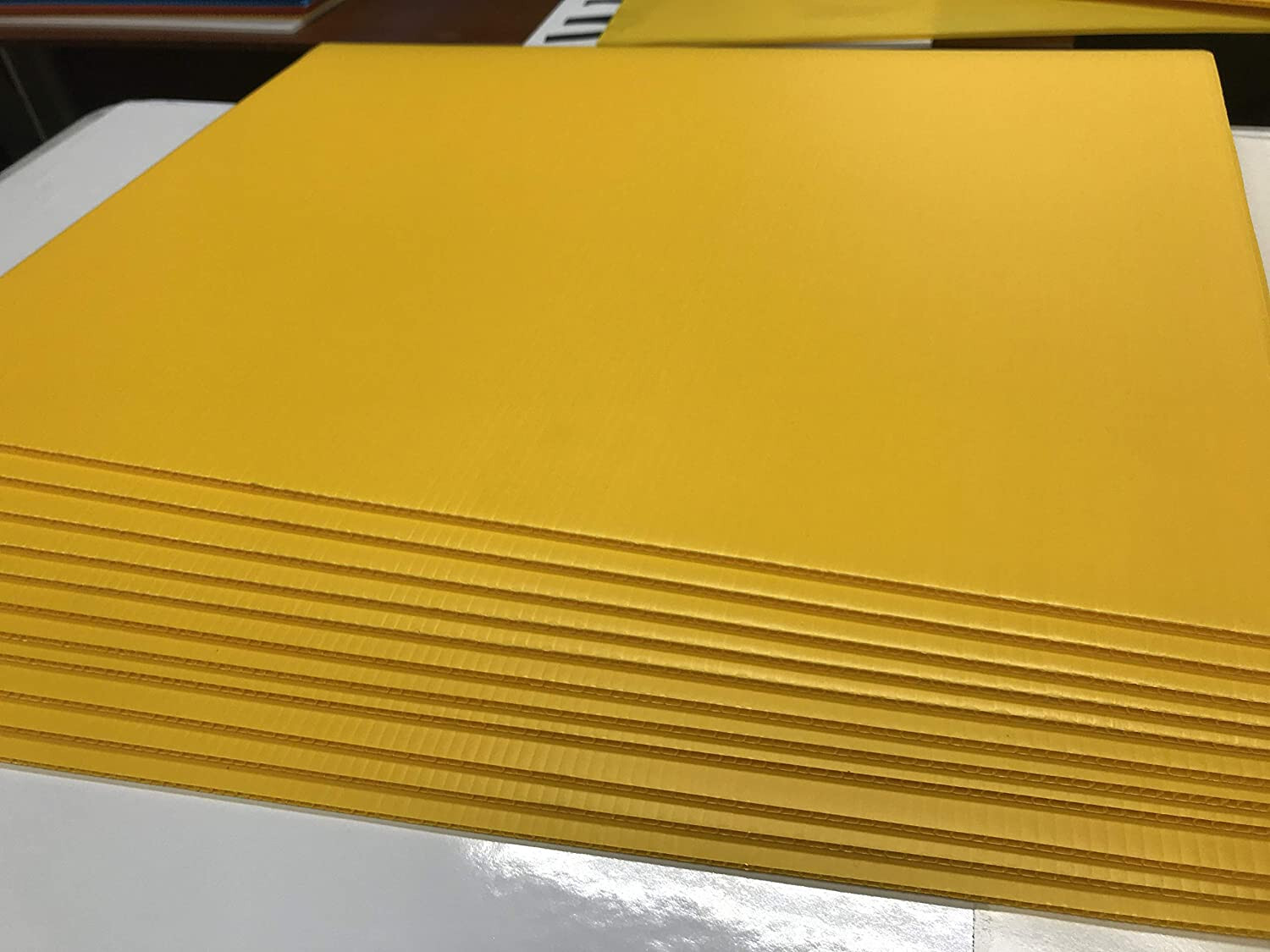 200 Blank Signs 24″ x 18″ x4 mm Yellow corrugated plastic, bundles of 200 pieces