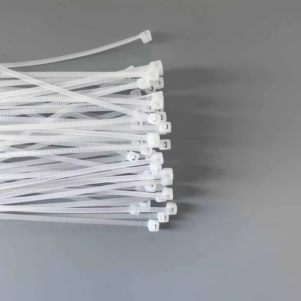 100 Pack Zip Ties 8“, 17lbs Tensile Strength, Wire Ties for indoor & outdoor use