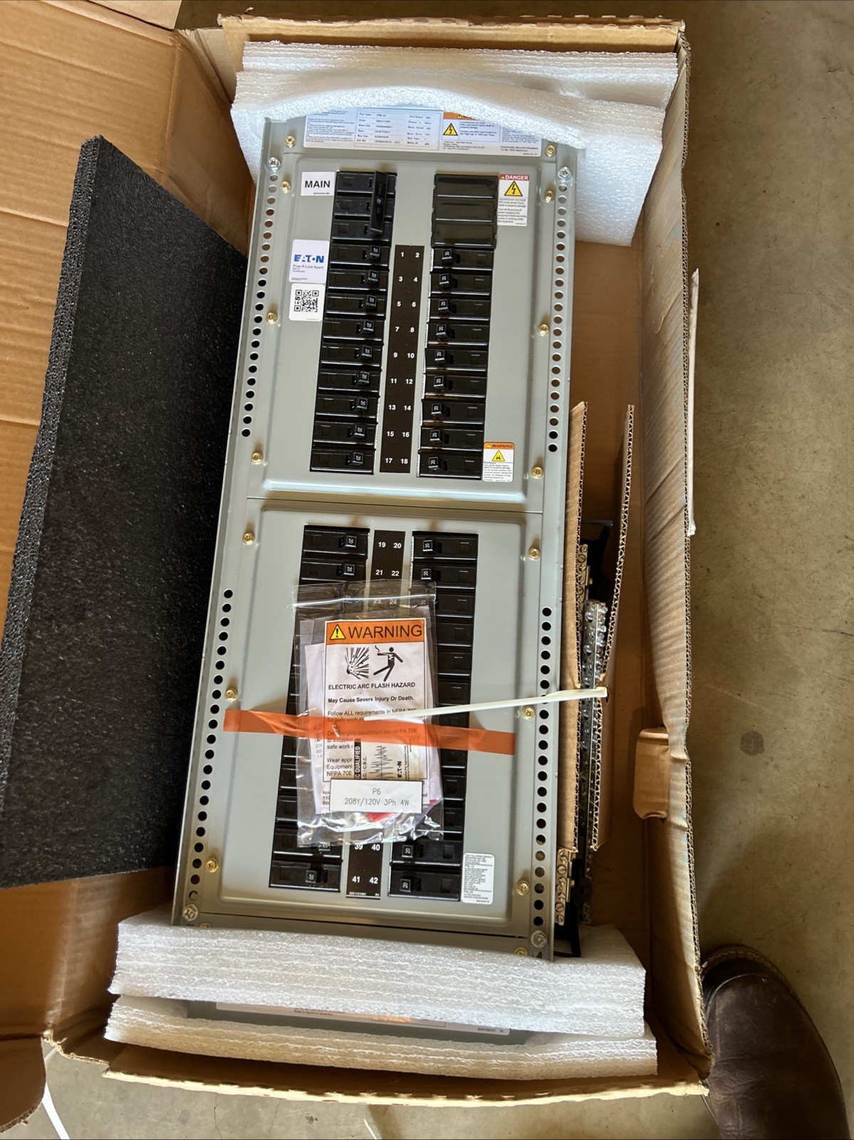 EATON 100 AMP MAIN LUG PANELBOARD 208Y/120V 3ph 4W 42 CIRCUIT PRL1X NEW