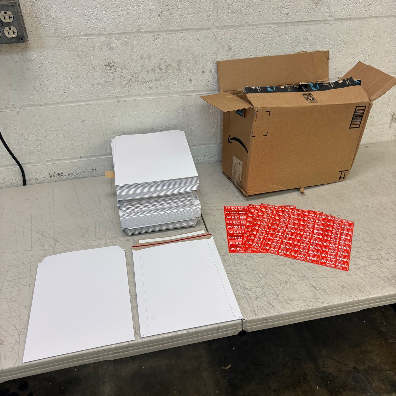 100 Count – 12.5″ x 9.25″ Flat Cardboard Envelope Mailers, with Stickers- White