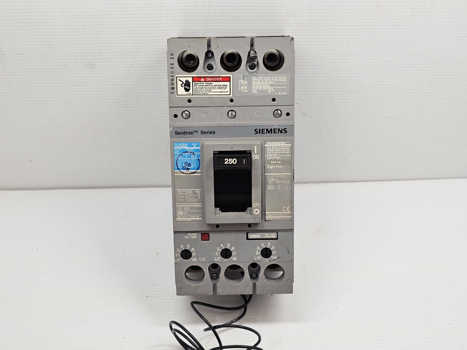 Siemens FXD63B250 Sentron 250A Circuit Breaker 3 Pole 600V Used WITH 6 LUGS
